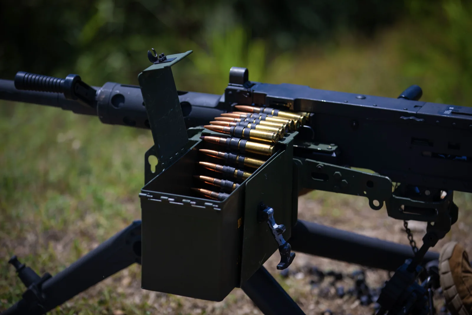 Belt-fed machine gun with an ammunition box
